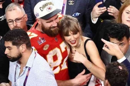 Travis Kelce (Pemain Kansas City) merayakan kemenangan nya bersama penyanyi - Taylor Swift dalam pertandingan Super Bowl 2024 (Foto : People)