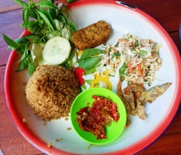 Tiwul juga nikmat disajikan sederhana dengan gudangan, sambal bawang dan ikan asin. Foto: DokPri/Rania