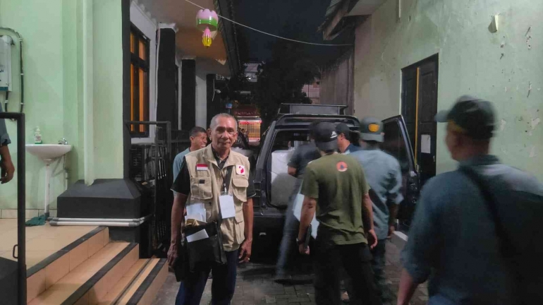 Seorang PTPS, Dominggus de Quelju sedang bertugas mengawasi penyerahan bukti hasil penghitungan surat suara ke KPU kecamatan (Dok. Dominggus de Quelju)