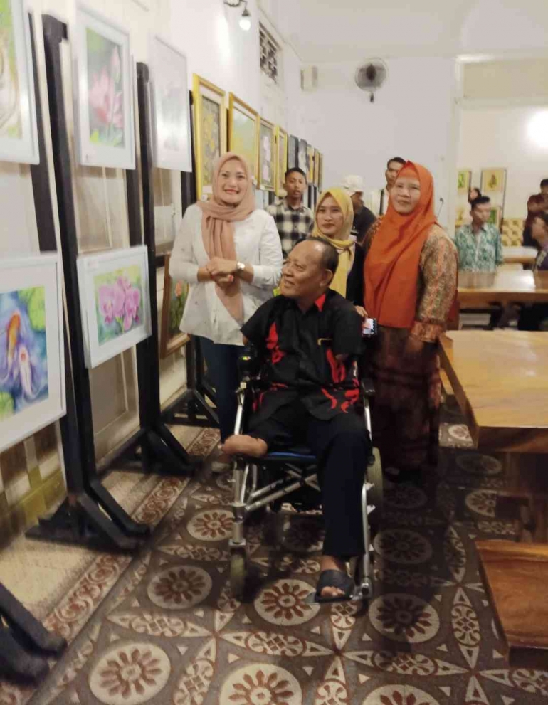 Acara ramah tamah pembukaan pameran lukisan AMFPA. Berfoto bersama Ibu Wawali, Pak Agus Yusuf, Mbak Sri RD dan penulis(dokpri)