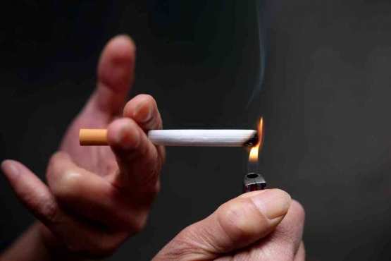 Merokok adalah hal yang membatalkan puasa karena asap yang dihirup masuk ke paru-paru (Sumber Foto: Freepik.com) 