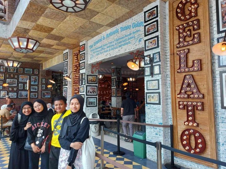 Outlet Tempo Gelato dengan interior dan eksterior yang menarik di Yogyakarta. Kuliner kekinian yang disukai oleh G-Z. Sumber gambar dokumen pribadi.