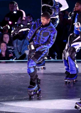 Penyanyi Usher bernyanyi menghibur penonton super bowl dengan menggunakan sepatu roda di atas panggung (Foto : WWD)