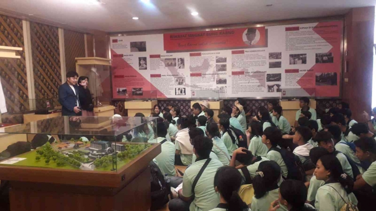 Belajar di Perpustakaan Proklamator Indonesia | dok. smpk_corjesu