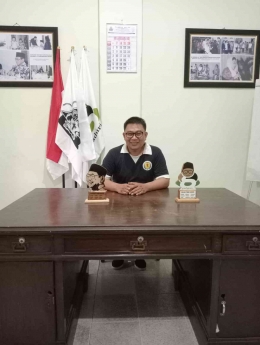 Berfoto di bekas kamar kerja Gus Dur di Balewiyata Malang (Dok. Pribadi)