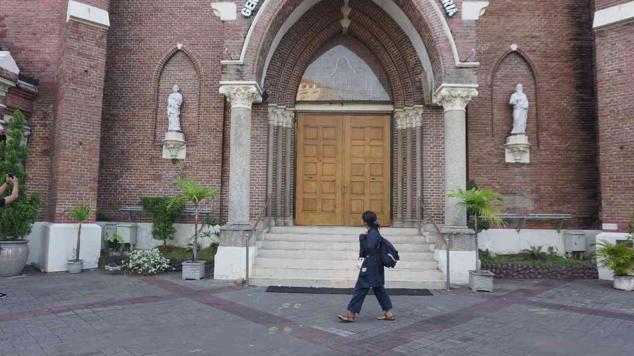 Gereja Kelahiran Santa Perawan Maria Surabaya, Jalan Panjang Umat ...