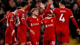 Virgil van Dijk (paling kanan) memberikan semangat atas gol Harvey Elliot (tengah) saat Liverpool menang 4-1 atas Luton. sumber : www.bbc.com