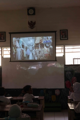 Siswa menonton film tentang batik (Dok. UMM)