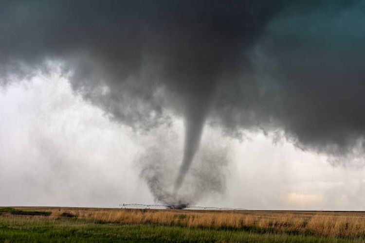 Ilustrasi badai tornado (Sumber: iStockphoto/mdesigner125 via KOMPAS.com)