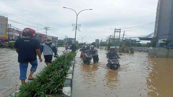 Akibat hujan deras, Kota Palembang banjir. Foto: SRIPOKU.COM/Oki Pramadani