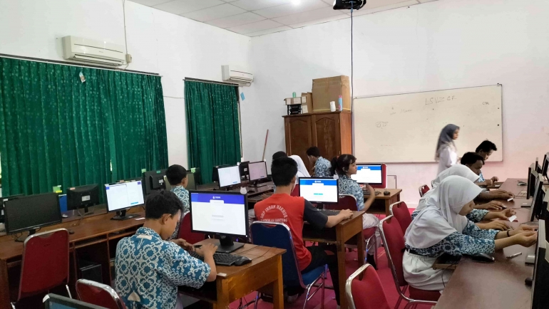 Foto ketika siswa-siswi mengerjakan ABM di LAB. TIK SMP Indah Makmur. Sumber : SMP Indah Makmur. 