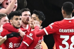 Penyerang Liverpool Luis Diaz (kiri) merayakan gol pada pertandingan Liga Inggris antara Liverpool vs Luton Town di Anfield di Liverpool, Inggris, pada 21 Februari 2024. (Foto oleh Paul ELLIS / AFP via kompas.com)