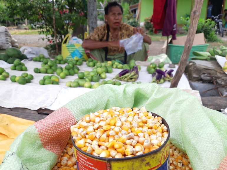 Biji jagung kering dijual di Pasar Betun di Kabupaten Malaka, Nusa Tenggara Timur, Jumat (20/1/2023) petang. Banyak masyarakat di daerah itu menjadi jagung sebagai makanan pokok mereka. (KOMPAS/FRANSISKUS PATI HERIN)