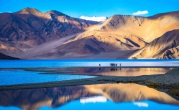 Input sumber: Pangong Lake- Ladakh | Best Time To Visit | India - TheIndiaExplorer (theindiaexplorer.com)