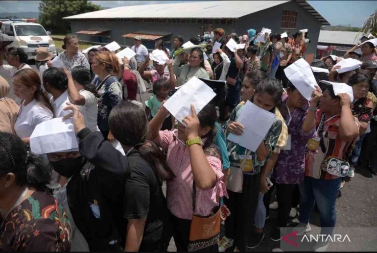 Sejumlah warga mengantre pendaftaran serah terima bantuan pangan di Bitung, Sulawesi Utara, Jumat (23/2/2024). Dok. ANTARA FOTO/Adwit Pramono.