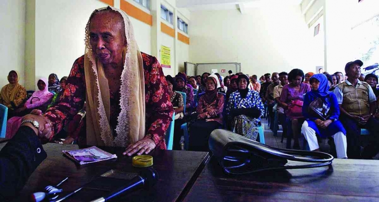 Pensiunan menerima uang pensiun di Kantor Pos Besar Yogyakarta (KOMPAS/FERGANATA INDRA RIATMOKO)