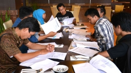 Pembahasan kuesioner bersama interviewer di Sulawesi Tenggara (Sumber: Dokumentasi pribadi)
