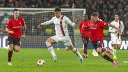 Aksi Luka Jovic (putih) melewati dua pemain Rennes dalam play-off Europa League, Jumat (23/2/24) dini hari. Sumber: AP/Mathieu Pattier via detiksport