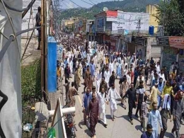 Orang-orang di Kashmir yang dikuasai Pakistan sedang melakukan protes terhadap harga dan pajak yang tinggi. | Sumber: ANI/Twitter/@NEP_JKGBL