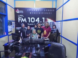 Tim Gatra Lumajang di radio suara Lumajang (Hamim Thihari Majdi)