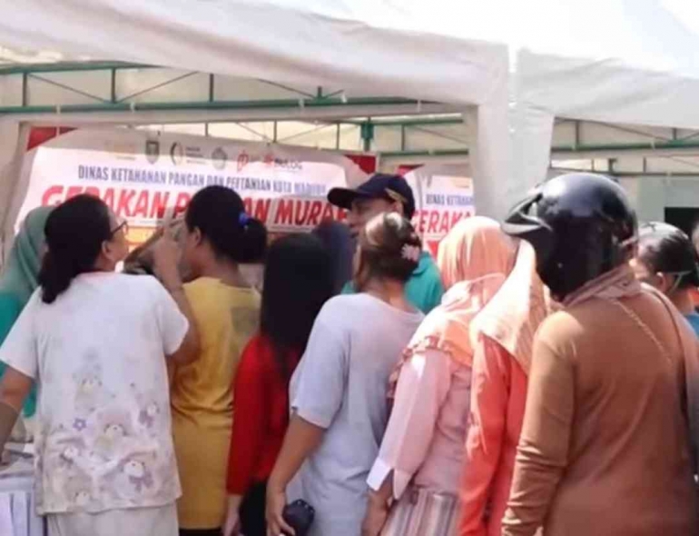 Masyarakat berbondong-bondong mendatangi warung tekan inflasi (Wartek)(tangkapan layar video Madiuntoday.id)