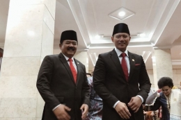 Menkopolhukam Hadi Tjahjanto dan Menteri ATR/BPN Agus Harimurti Yudhoyono (AHY) berjalan bersama di kantor Kementerian ATR/BPN, Kebayoran Baru, Jakarta Selatan, Rabu (21/2/2024). (KOMPAS.com/ Tatang Guritno)