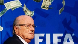 Momen Sepp Blatter dilempar segepok uang palsu oleh komedian Simon Brodkin (20/7/2015). sumber : www.skysports.com
