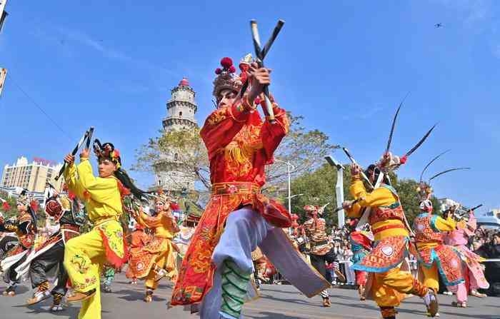 Tari Yingge meramaikan serangkaian acara perayaan Tahun Baru Imlek di kota Shantou, provinsi Guangdong, Tiongkok. Sumber Gambar: Dokumentasi Pribadi
