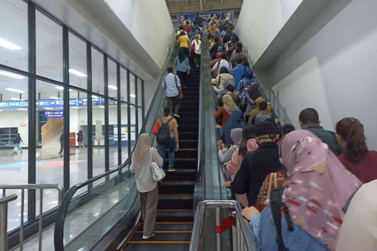 Beberapa menit sebelum kejadian di eskalator menuju peron 11-12 Stasiun Manggarai (foto: widikurniawan)