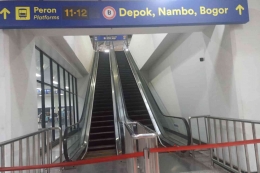 Eskalator ke peron 11-12 kini mati semua dan ditutup aksesnya (foto: widikurniawan)