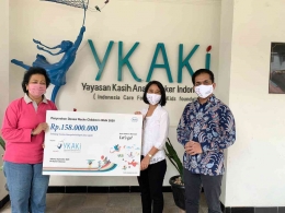 YKAKi Pemberian donasi. Roche Indonesia