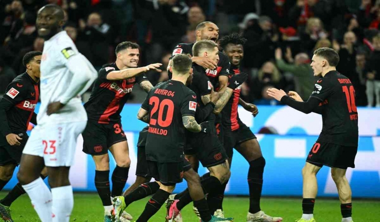 Seleberasi para pemain Bayer Leverkusen atas gol Robert Andrich ke gawang Mainz, Sabtu (24/2/24) dini hari. sumber: www.mediaindonesia.com