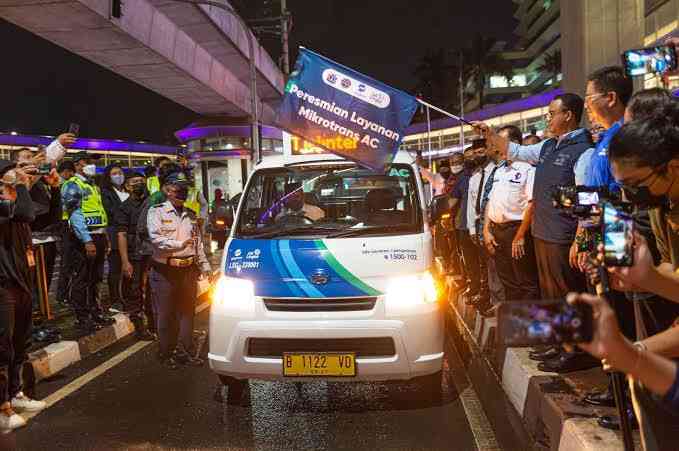 Anies Baswedan ju meresmikan layanan revitalisasi angkot menjadi miktrotrans AC. (Foto: PT MRT Jakarta (Perseroda)/Irwan Citrajaya)