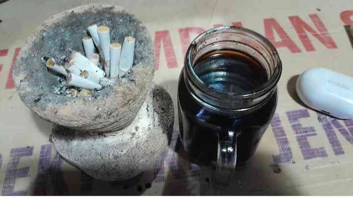 Segelas kopi hitam dan puntung rokok (Dokpri/Subhan).
