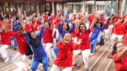 Terapi tertawa ( sumber Yoga Ketawa Indonesia via KOMPAS id