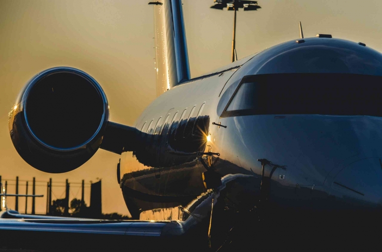 Could super-rich super-polluters on private jets clean up aviation? (Sumber: unsplash.com/RAMON KAGIE)