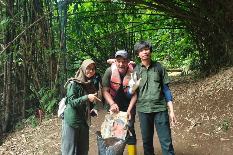 Sumber: SEMAI - tim SEMAI sedang mengambil sampah di sungai Ciliwung