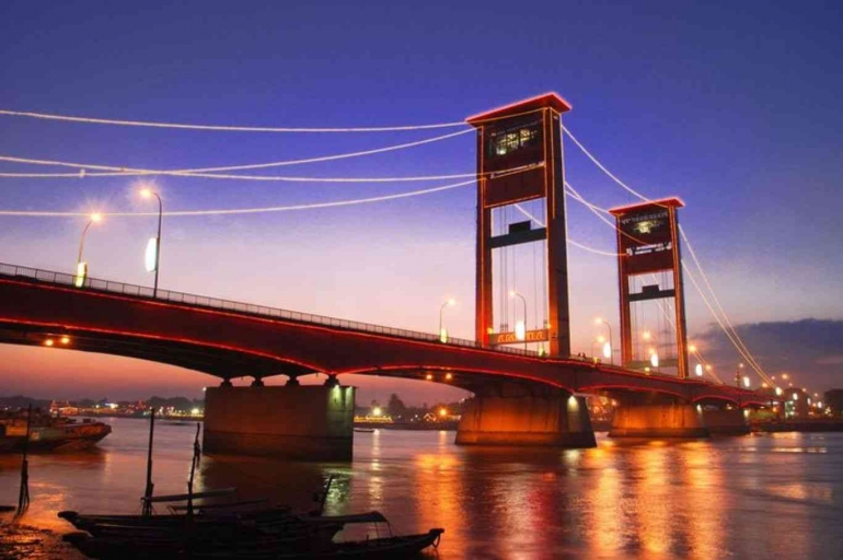 Jembatan Ampera di malam hari, source: nunung nurhayati from Pinterest