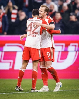 Harry Kane (kanan) merayakan gol pertamanya ke gawang RB Leipzig bersama Jamal Musiala. Sumber: instagram/fcbayern