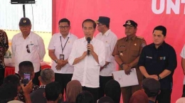 Presiden Joko Widodo (Jokowi) menyerahkan bansos beras di Kabupaten Maros, Sulawesi Selatan, Kamis (22/2/2024). (Dok Bulog)