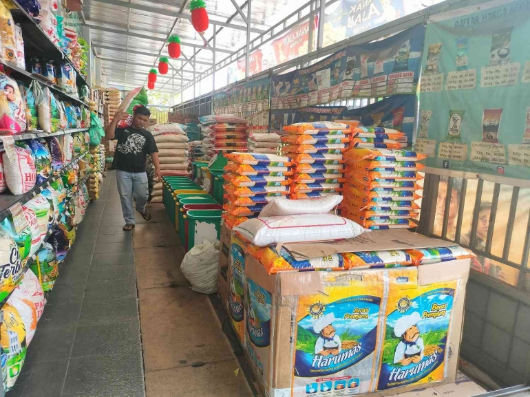 Tumpukan Beras di salah satu supermarket di Kota Batam. | Foto Dokumentasi Pribadi
