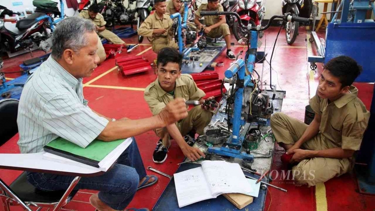 Pelatihan keterampilan Teknik Otomotif di BLK Padang, Sumatera Barat ( Foto KOMPAS/ISMAIL ZAKARIA)