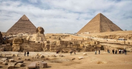 Piramida Besar Giza dan Sphinx. (sumber: Journey to Egypt)