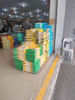Tumpukan beras di salah satu supermarket di Kota Batam. | Foto Dokumentasi Pribadi.