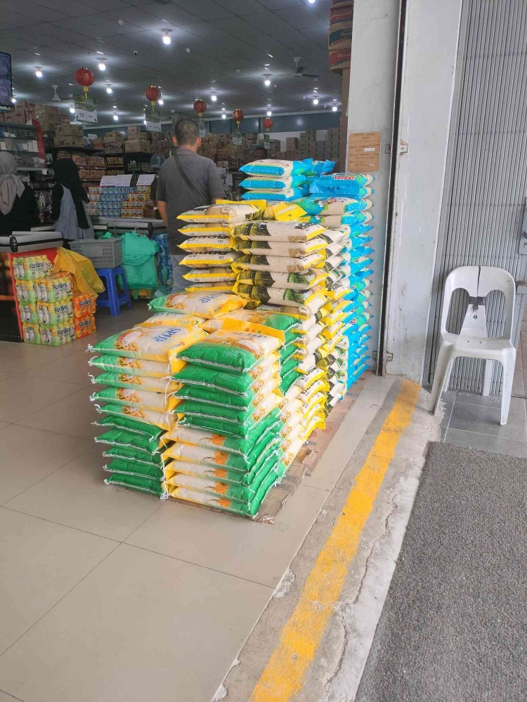 Tumpukan beras di salah satu supermarket di Kota Batam. | Foto Dokumentasi Pribadi.
