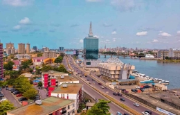 Lagos, kota terbesar di negara dengan jumlah penduduk terbanyak di Afrika. (sumber: Ibom Air)