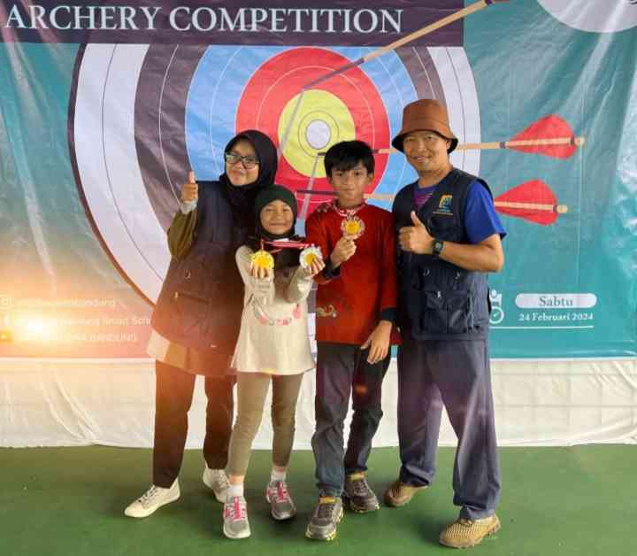 Adik Kakak, Rachel dan Rasya Peserta Didik SD Plus Al Ghifari Juara Lomba Panahan Antar Pelajar se-Bandung Raya (Foto: Dokpri)