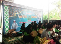Remaja Masjid Nurul Huda memainkan Hadroh (sumber gambar: PHBI Nurul Huda)