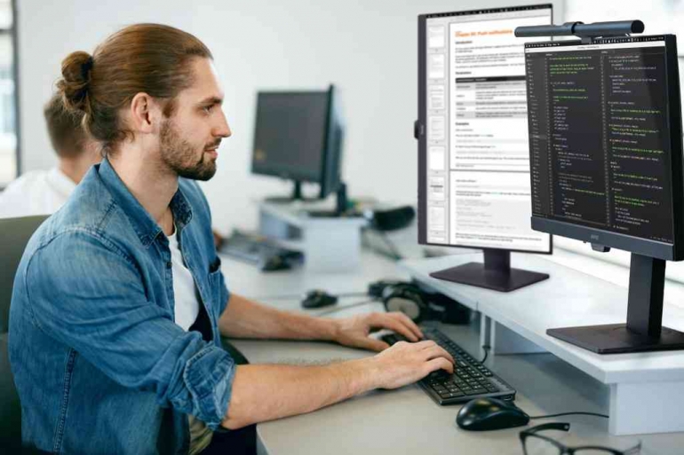 Ilustrasi seseorang yang berkarir di bidang pemograman. Sumber foto: BenQ
