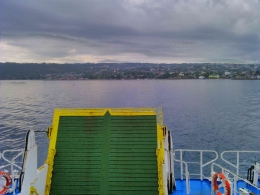 Kapal feri berlayar dari Muna menuju Kota Bau-bau (Sumber: Dokumentasi pribadi)